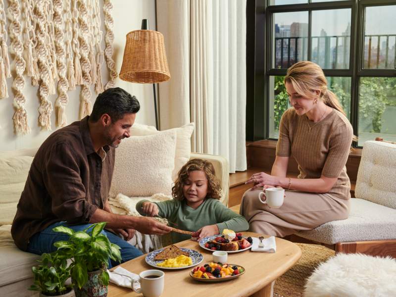 Famille prenant son goûter dans le salon