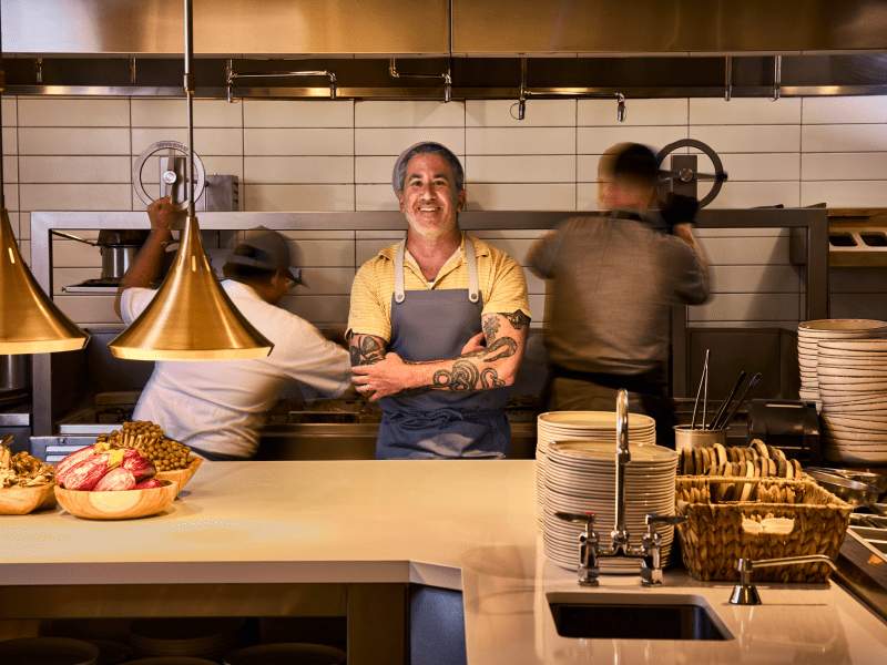 El chef Mike Solomonov en la cocina de AVIV.