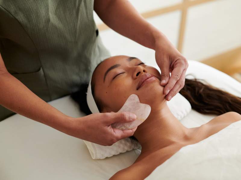 Massage du visage par Bamford Spa