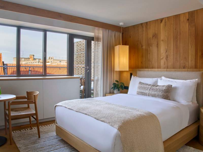 Skyline Queen Balcony