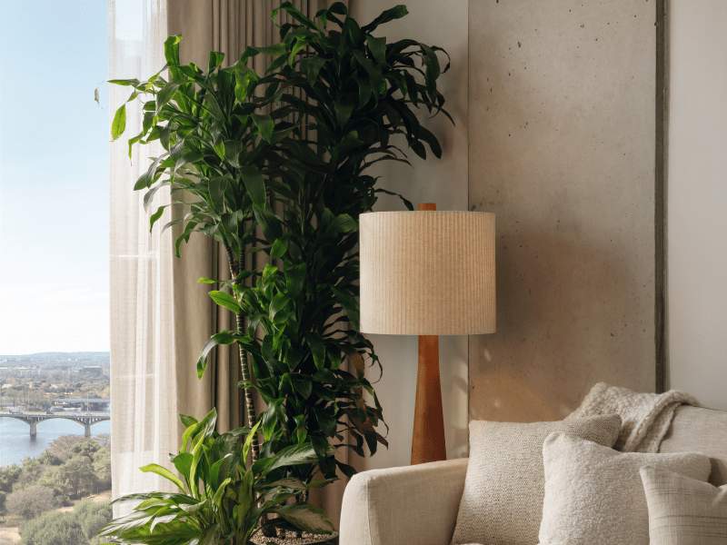 Sofá em marfim com janela ampla com vista para o mar