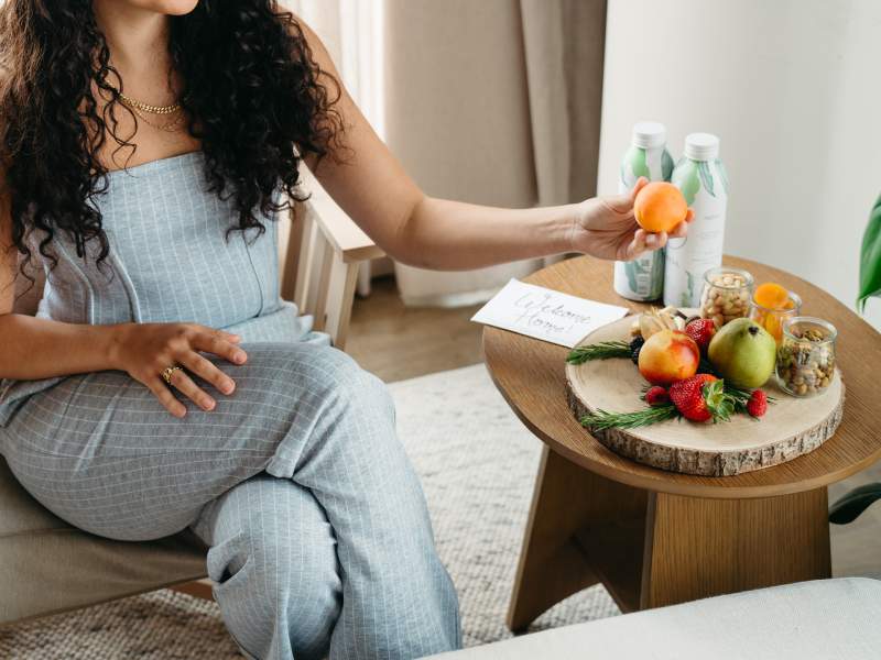 fille avec une assiette de fruits