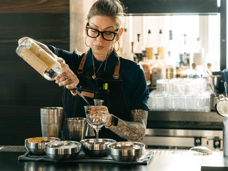 empregado de bar a servir uma bebida
