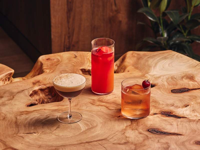 cocktails sur table en bois