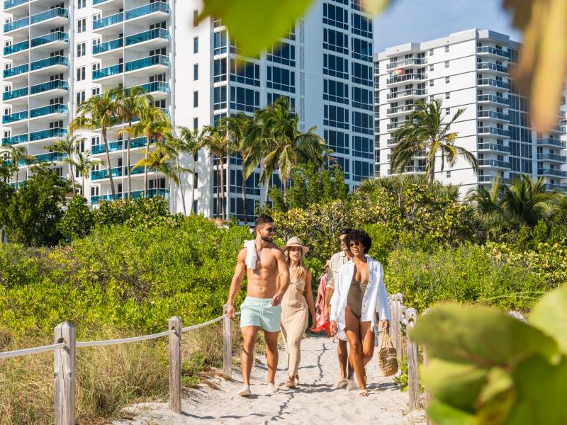 Personnes marchant sur la plage