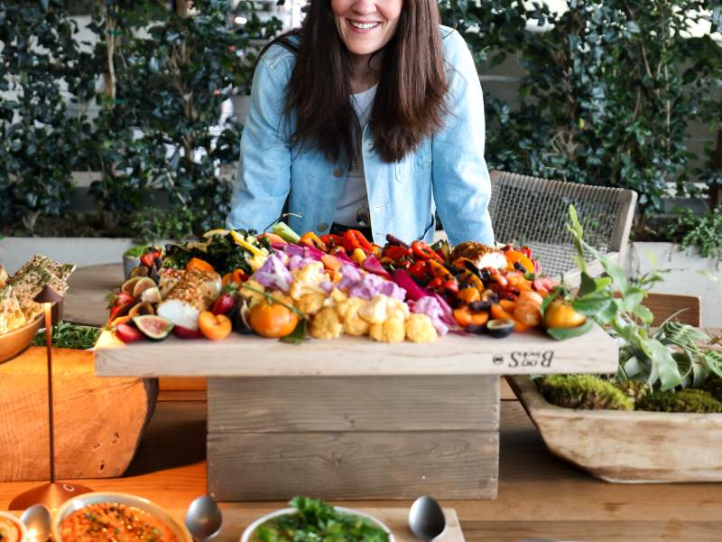 농산물을 들고 서 있는 사람