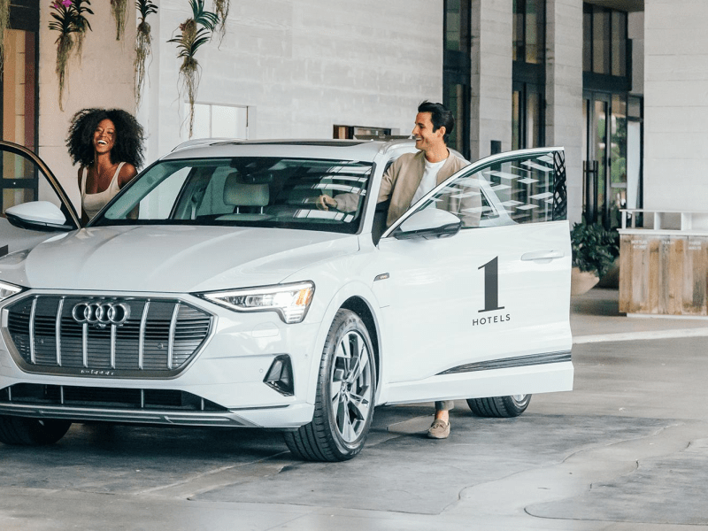 1 Hotel guests stepping into the Audi e-tron
