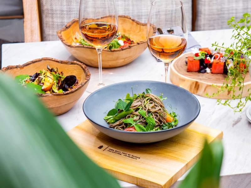 Bols de pâtes avec deux verres à vin