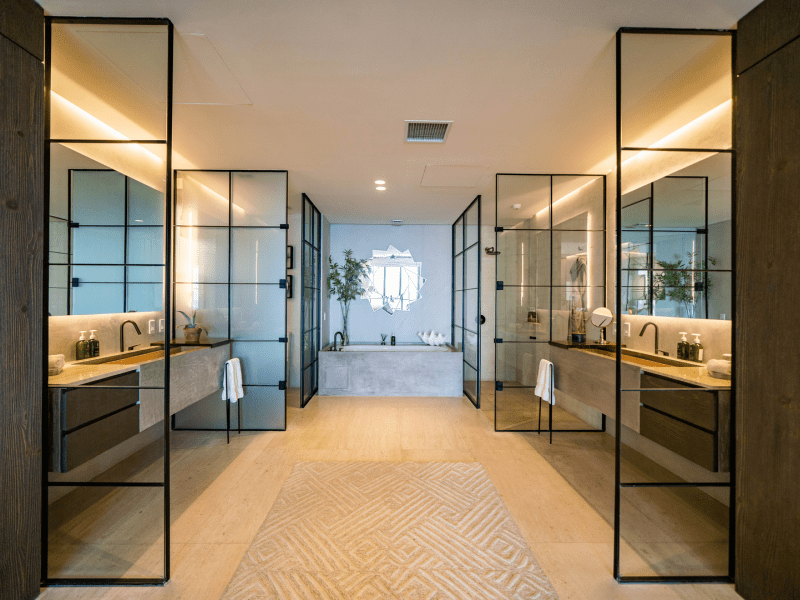 Elegant double bathroom with mirrored sinks