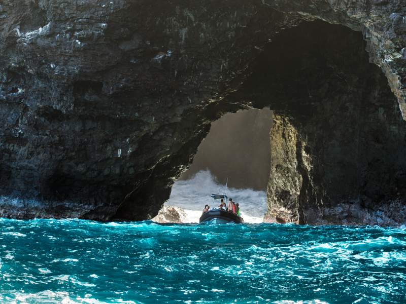 Barco na água sob um arco de pedra