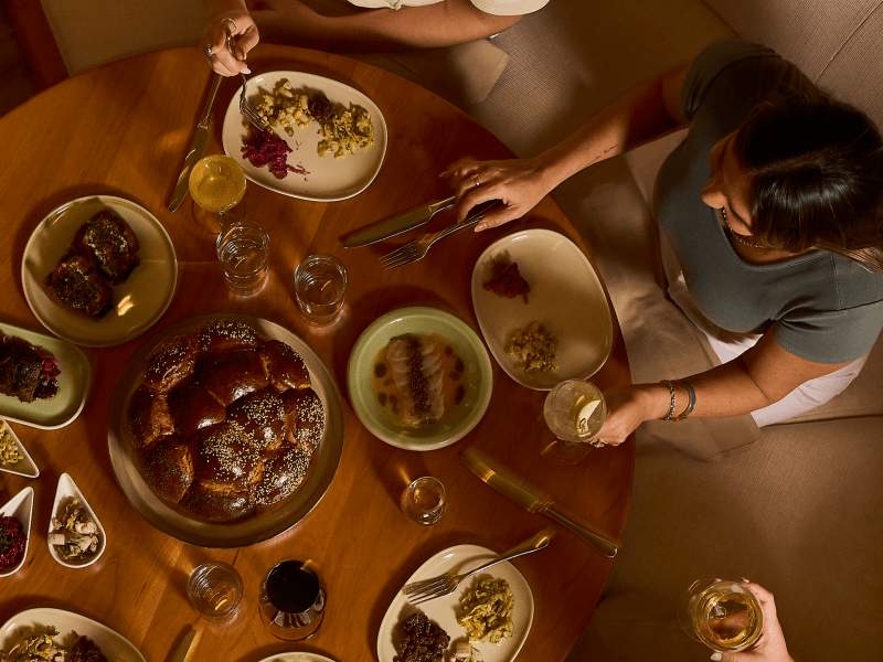 la gente reunida alrededor de la mesa para cenar