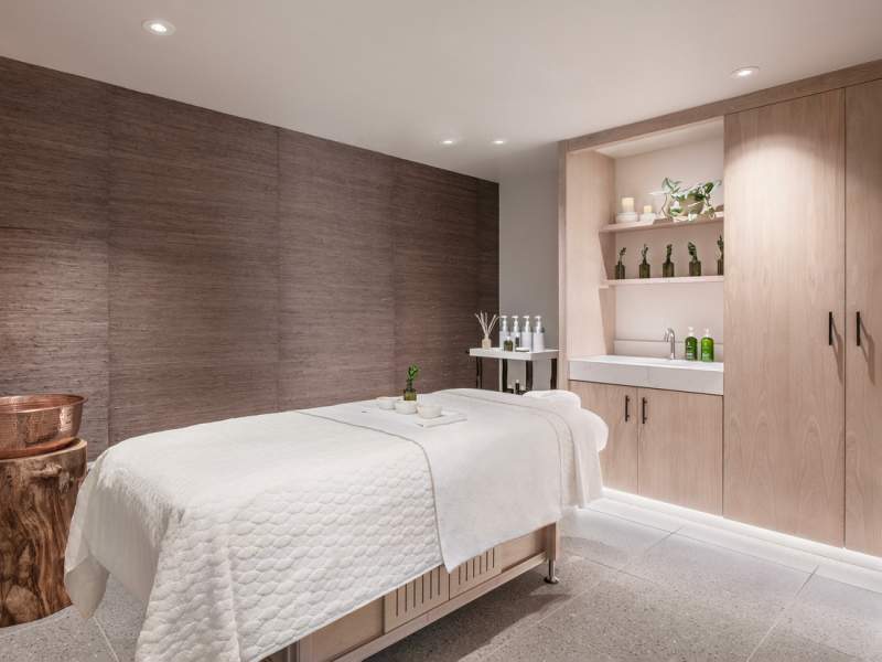 une chambre à un lit