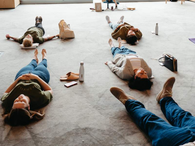 Persone che partecipano a una cerimonia olistica 