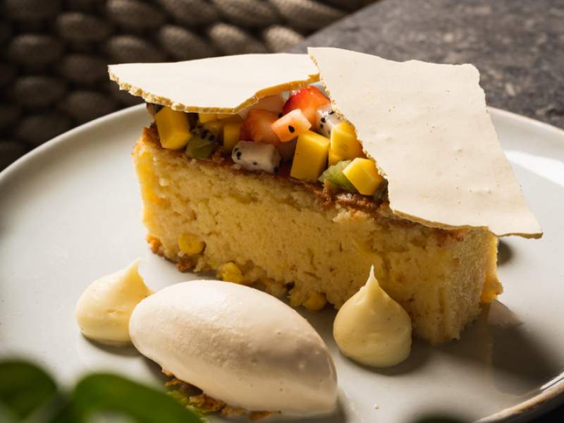 Tranche de gâteau garnie de fruits et top crème fouettée