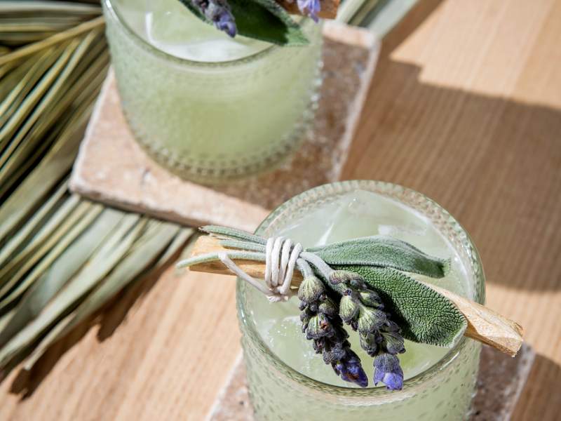 两杯绿色鸡尾酒