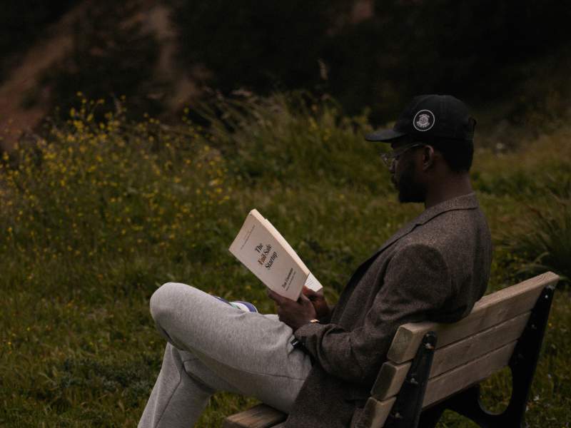 Una persona che legge un libro