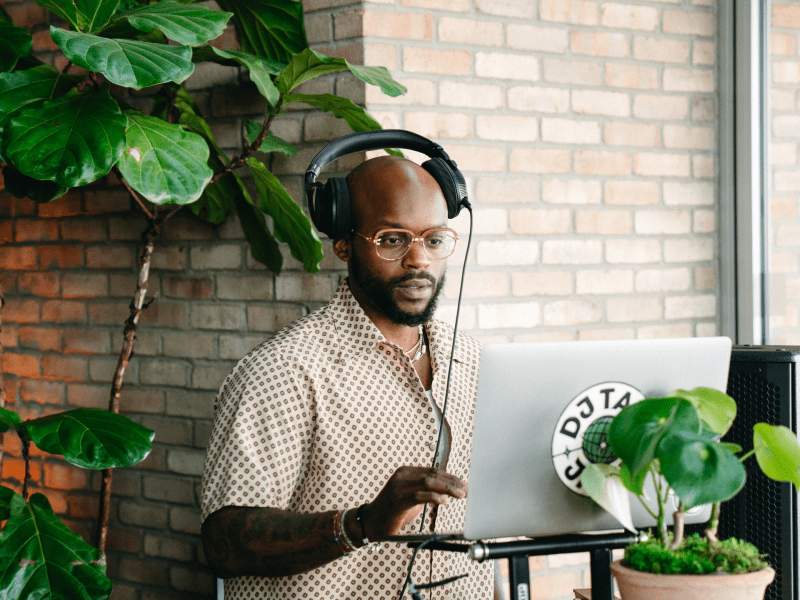 DJ