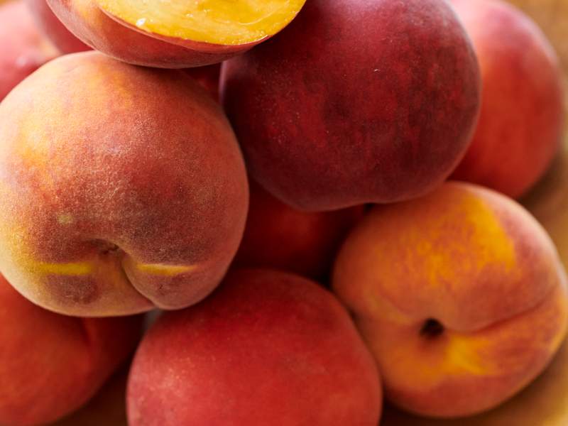 Pêches sur une assiette en bois