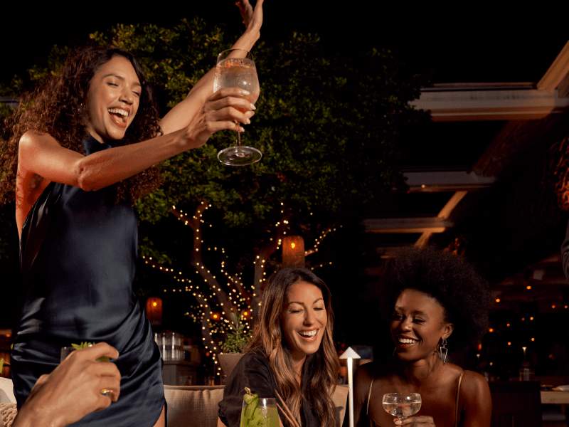 Pessoas a desfrutar de um jantar e de bebidas