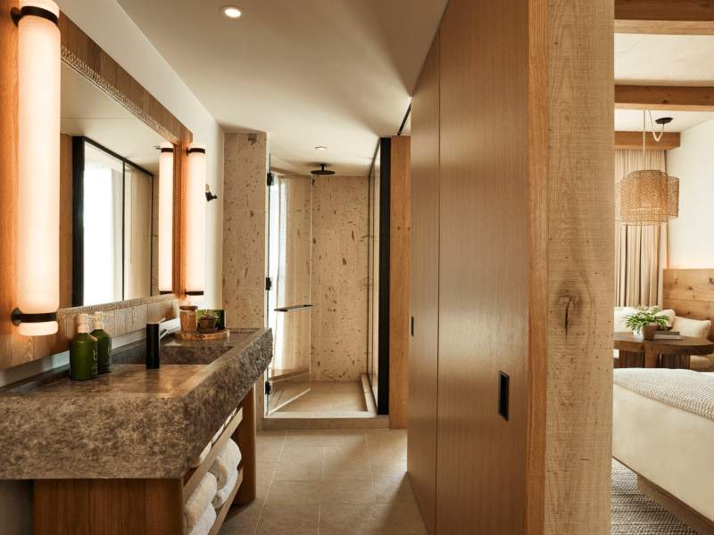 Lake King Balcony Bathroom