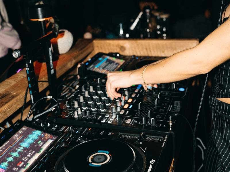 밤의 DJ