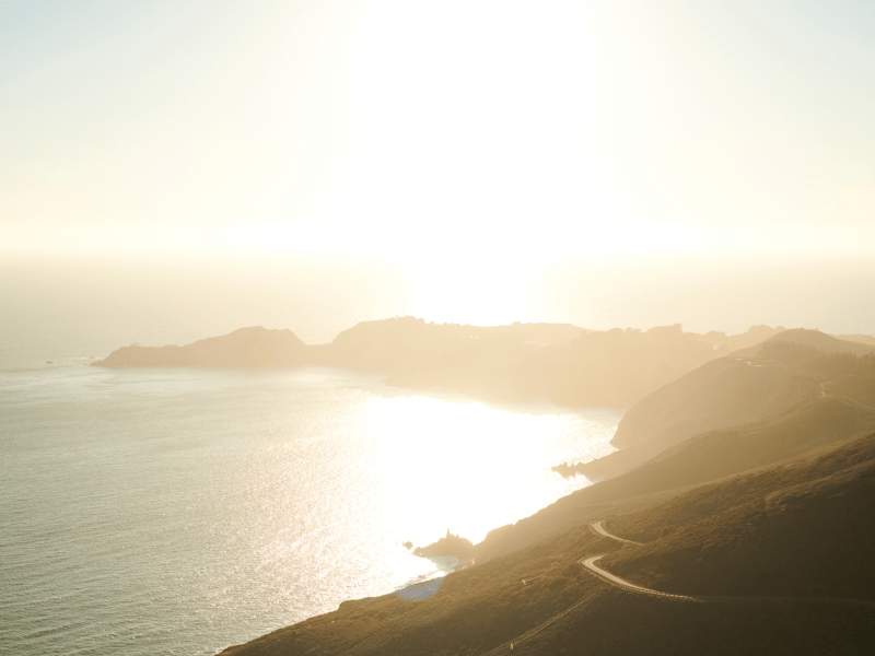 언덕이 어우러진 해변의 석양 풍경 파노라마