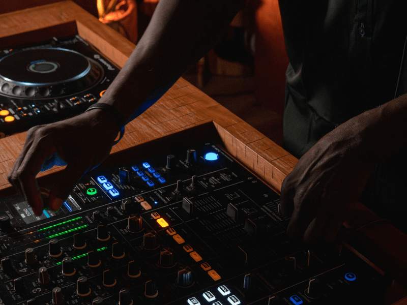 DJ