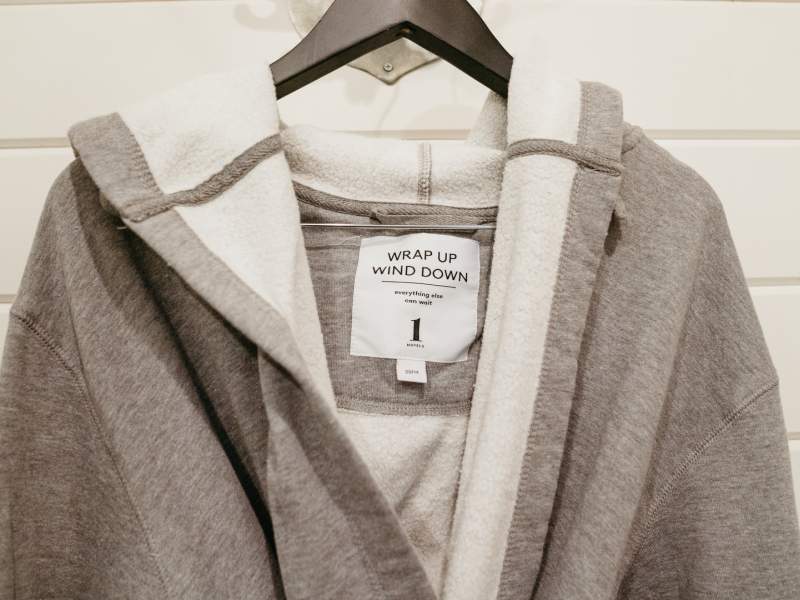 壁に掛けられたグレーのセーター