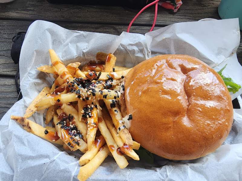 Hambúrguer e batatas fritas