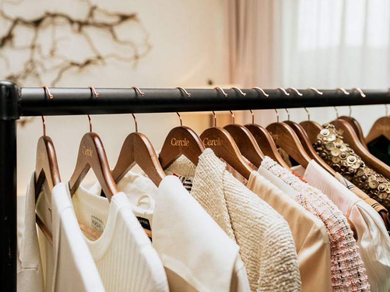 Des vêtements frais sur des cintres