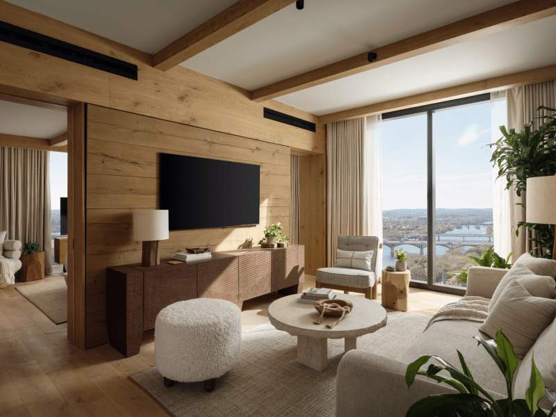 Sala de estar com janelas amplas e decoração em madeira