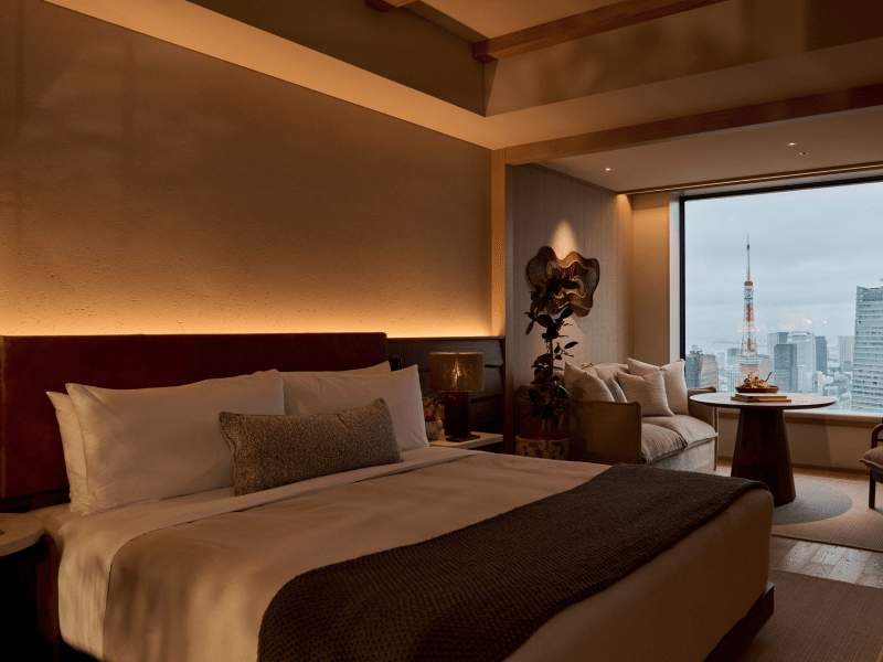 Gastenkamer met een kingsize bed en uitzicht op de Tokyo