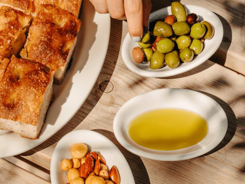 Plat posé sur une table en bois
