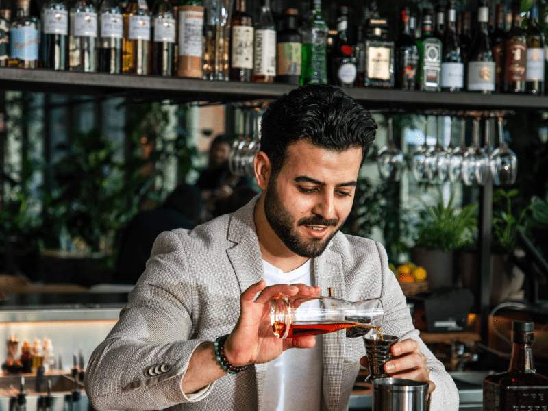 barman schenkt een drankje in
