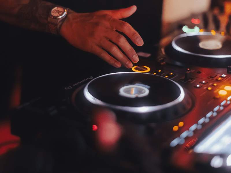 DJ 