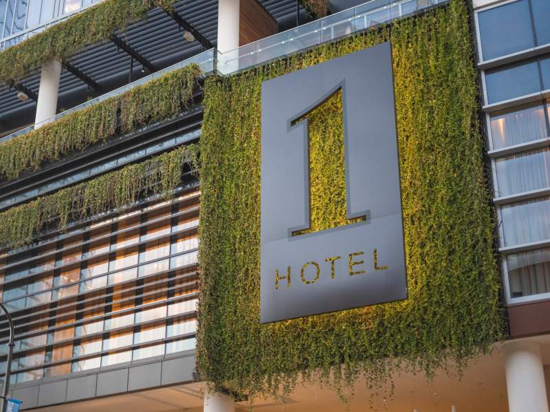 1 Hotels 壁に吊るされた苔の1 Hotels ロゴ