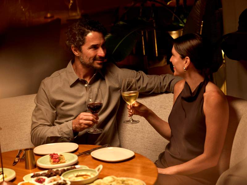 due persone che cenano in un ristorante