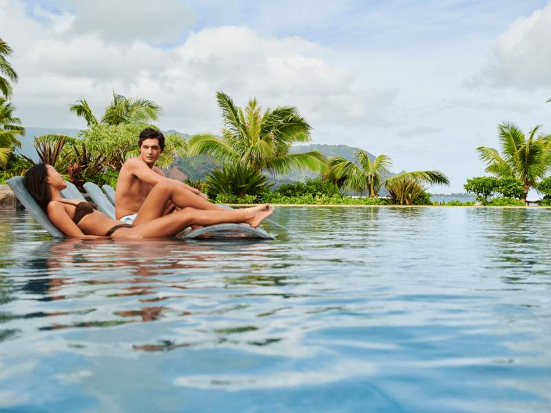 Un homme et une femme dans une piscine