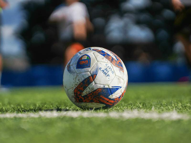 ballon de football sur le terrain