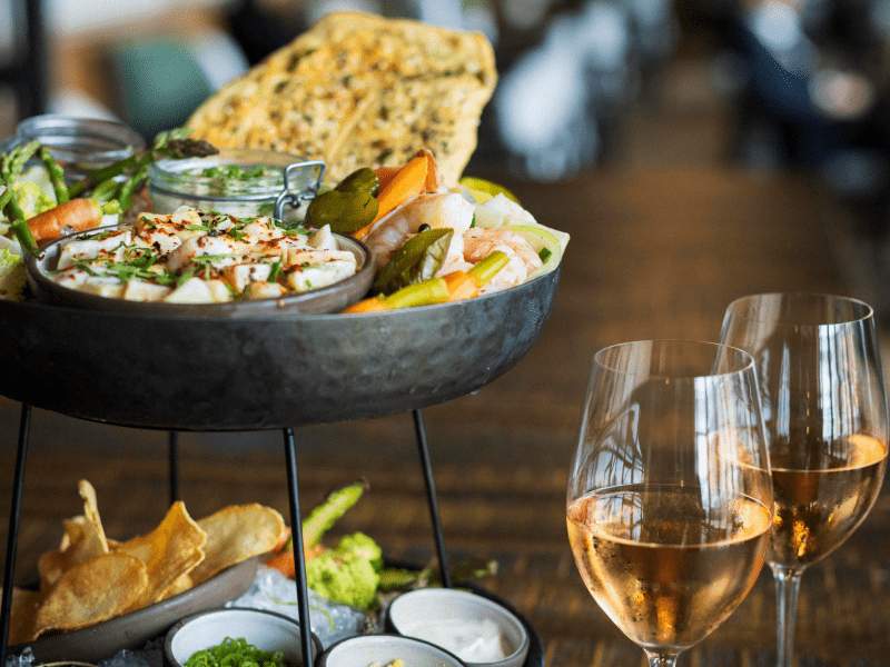 brunch con torre di frutti di mare