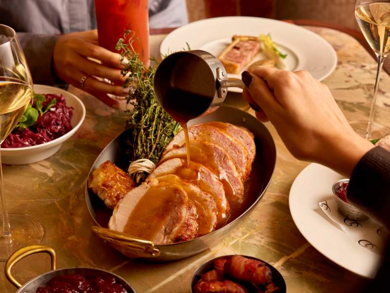 여러 접시와 스낵이 있는 테이블