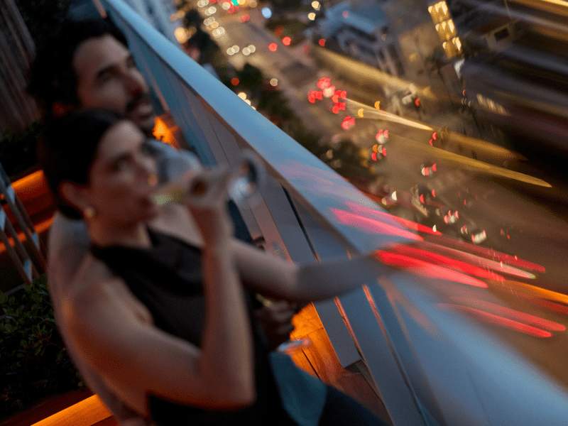 due persone su un balcone affacciato sulla città