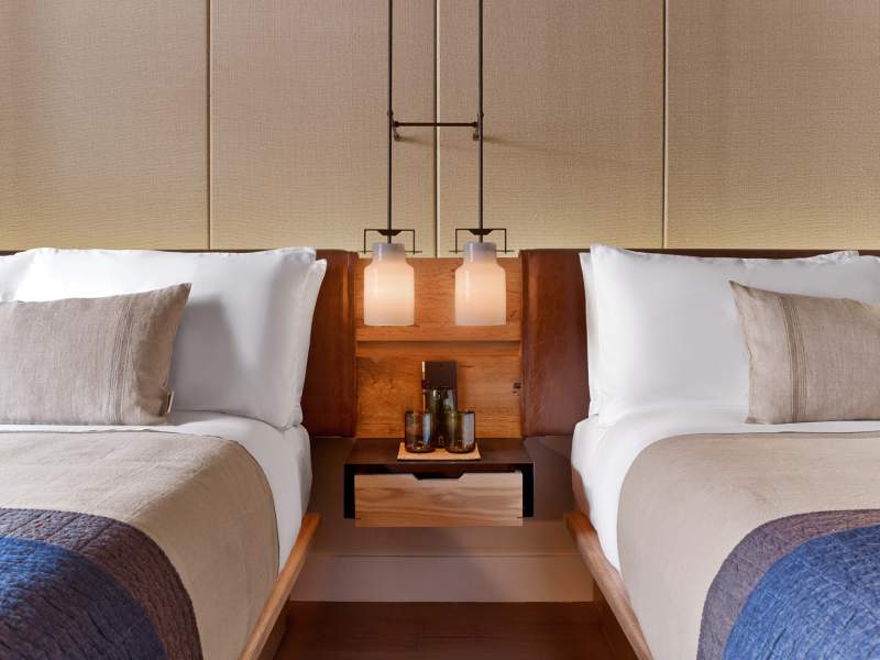 Hotelværelse med to senge