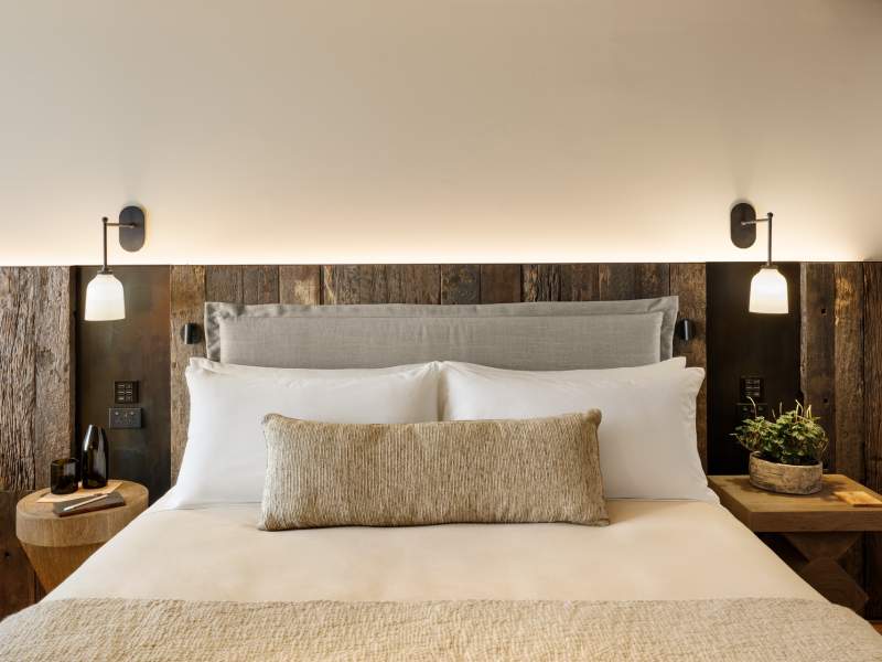 Bed with nightside tables on either side