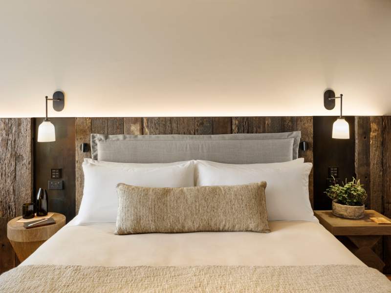 Bed with nightside tables on either side