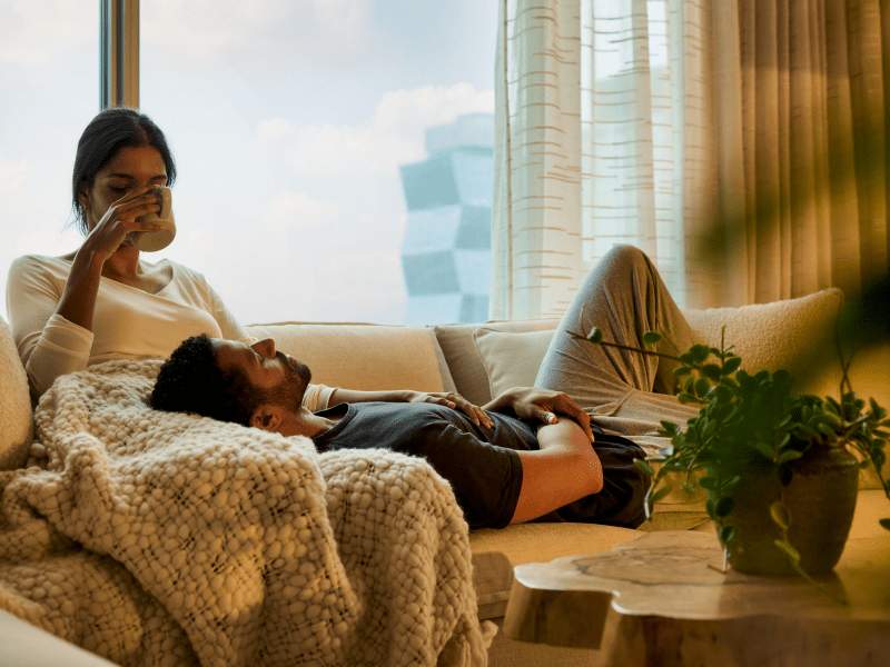 Un couple se détendant sur un canapé confortable