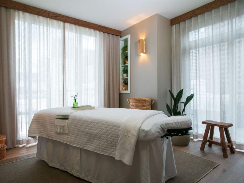 Table de massage dans une salle de soins
