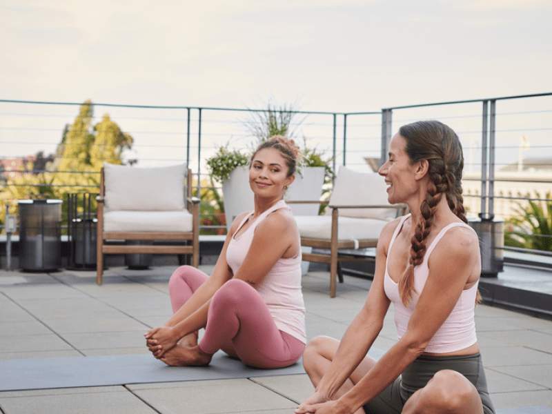 Duas pessoas a fazer ioga noSan Francisco do 1 Hotel San Francisco