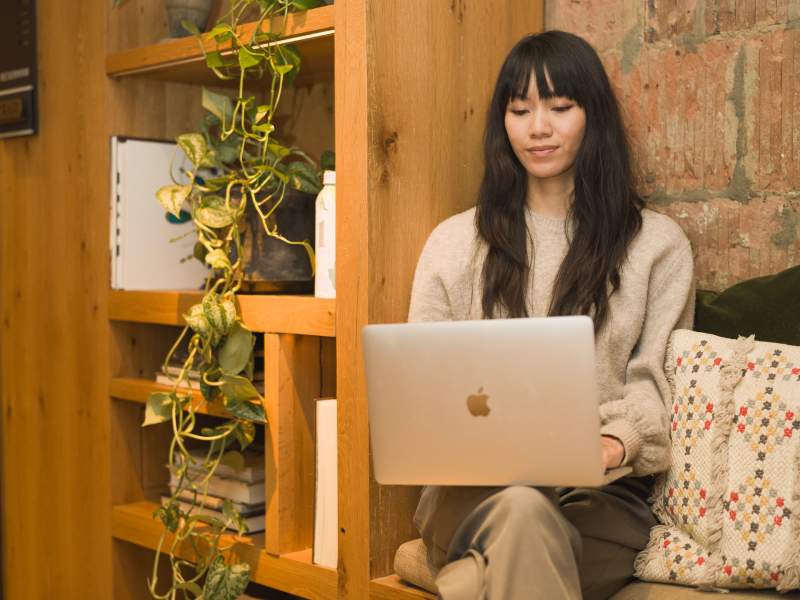 Femme sur un canapé dans un espace de réunion