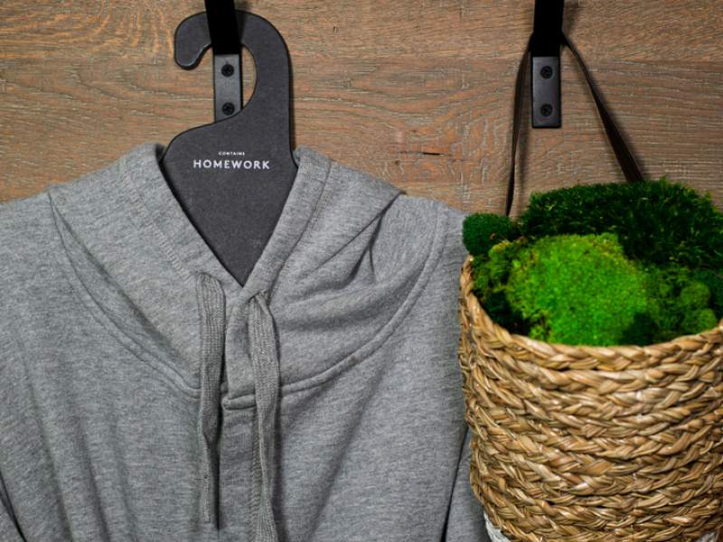 Robe de chambre et suspension en macramé sur le mur